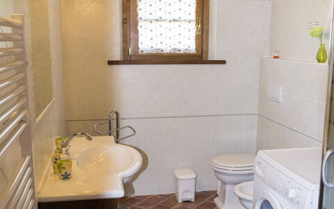 Villa Camelia: Baño, Habitación, Propiedad, Suelo, Diseño De Interiores, Edificio, Loseta, Casa, Arreglo De Tubería, Lavabo