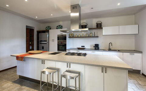 Villa Del Sole: Mostrador, Propiedad, Habitación, Mueble, Gabinetes, Cocina, Diseño De Interiores, Edificio, Bienes Raíces, Casa