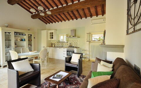 Villa Rosmarino: Sala, Habitación, Propiedad, Diseño De Interiores, Mueble, Techo, Edificio, Casa, Casa, Pared
