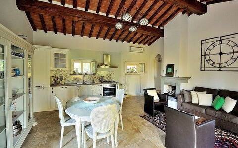 Villa Rosmarino: Propiedad, Habitación, Edificio, Diseño De Interiores, Techo, Casa, Mueble, Bienes Raíces, Comedor, Casa