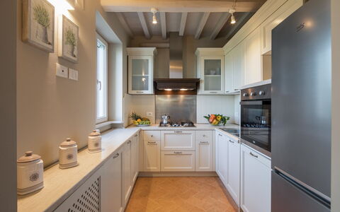 Villa Chiara: Mostrador, Habitación, Gabinetes, Propiedad, Mueble, Cocina, Diseño De Interiores, Edificio, Techo, Lavabo