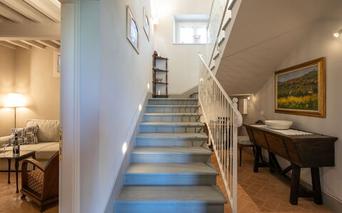 Villa Chiara: Propiedad, Habitación, Escalera, Edificio, Diseño De Interiores, Casa, Mueble, Techo, Bienes Raíces, Suelo