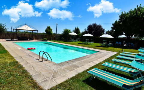 Villa Il Palazzo: Nube, Agua, Cielo, Planta, Piscina, Azur, Rectángulo, Árbol, Sombra, Mueble Para Exteriores