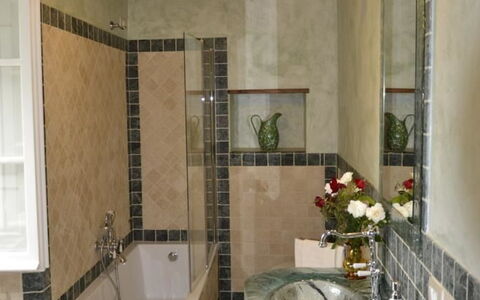 Villa Il Borgo: Habitación, Baño, Propiedad, Techo, Loseta, Edificio, Diseño De Interiores, Suelo, Casa, Arquitectura