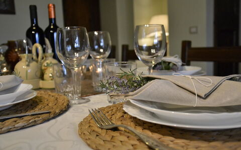 Villa Il Borgo: Manteles, Mesa, Vajilla, Copa De Vino, Comida, Stemware, Vajilla, Plato