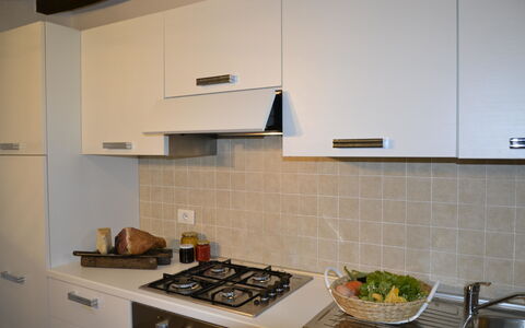 Villa Il Borgo: Mostrador, Cocina, Habitación, Propiedad, Gabinetes, Loseta, Mueble, Diseño De Interiores, Casa, Suelo