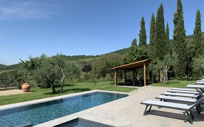 Villa Il Borgo: Agua, Cielo, Planta, Propiedad, Banco Al Aire Libre, Azur, Piscina, Paisaje Natural, Árbol, Hierba