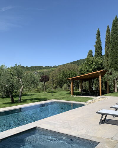 Villa Il Borgo: Agua, Cielo, Planta, Propiedad, Banco Al Aire Libre, Azur, Piscina, Paisaje Natural, Árbol, Hierba