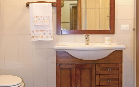 Casa Cristina: Baño, Mueble De Baño, Habitación, Propiedad, Accesorio De Baño, Loseta, Mueble, Baño, Diseño De Interiores, Arreglo De Tubería