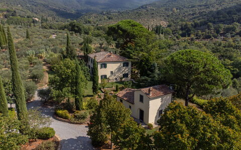 Villa San Pietro: Planta, Nube, Planta De La Comunidad, Montaña, Edificio, Cielo, Árbol, Paisaje Natural, Tierras Altas, Casa