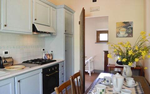 Villa San Pietro: Habitación, Propiedad, Mostrador, Cocina, Mueble, Edificio, Casa, Amarillo, Gabinetes, Casa