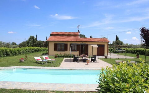 Villa Mira: Casa, Barrio Residencial, Piscina, Casa, Puerta, Cabaña, Inmuebles, Casa De Campo, Hacienda, Jardín