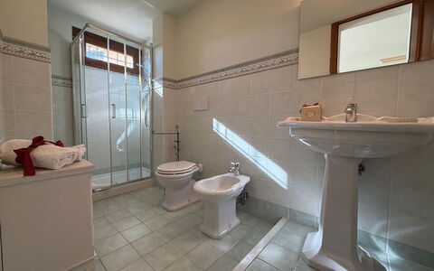 Villa Mira: Piso, Suelo, Arreglo De Tubería, Diseño De Interiores, Lavabo, Grifo, Baño, Plomería, Lavabo Del Baño, Habitación