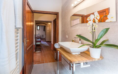 Villa Marina: Habitación, Propiedad, Edificio, Diseño De Interiores, Casa, Mueble, Bienes Raíces, Suite, Suelo, Baño