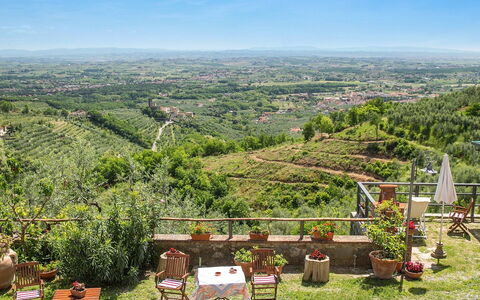 Podere Santa Lucia: Hill Station, Turismo, Cielo, Montaña, Colina, Bienes Raíces, Hierba, Árbol, Área Rural, Paisaje
