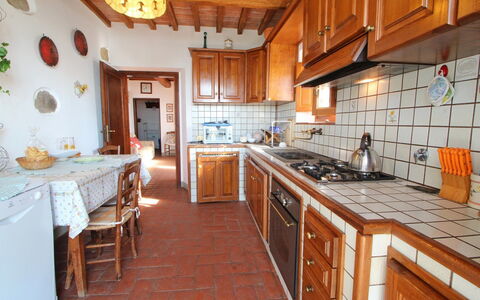 Podere Santa Lucia: Propiedad, Mostrador, Habitación, Cocina, Edificio, Mueble, Gabinetes, Diseño De Interiores, Bienes Raíces, Casa