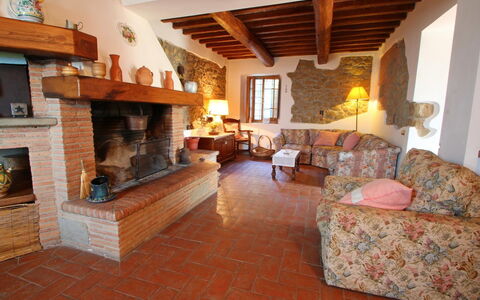 Podere Santa Lucia: Habitación, Propiedad, Sala, Hogar, Hogar, Edificio, Casa, Suelo, Diseño De Interiores, Casa