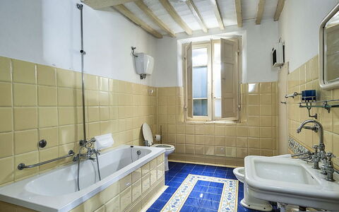 Villa Montalcinello In Siena, Private Pool: Espejo, Grifo, Arreglo De Tubería, Bañera, Propiedad, Lavabo, Baño, Ventana, Lavabo Del Baño, Púrpura