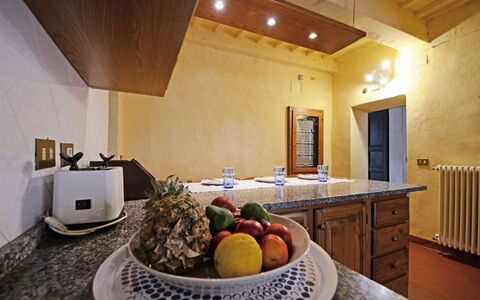 Villa Montalcinello In Siena, Private Pool: Gabinetes, Mostrador, Propiedad, Cocina, Comida, Diseño De Interiores, Encendiendo, Madera, Planta De Casa, Arreglo De Tubería