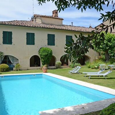Villa Montalcinello In Siena, Private Pool: Agua, Planta, Cielo, Propiedad, Edificio, Nube, Verde, Azur, Piscina, Ventana