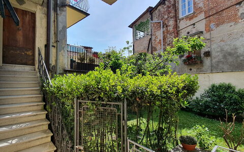 Musetta: Planta, Edificio, Ventana, Cielo, Cabaña, Hierba, Barrio, Barrio Residencial, Superficie De La Carretera, Fachada