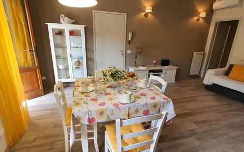 Musetta: Mesa, Mueble, Comida, Madera, Silla, Sofá, Encendiendo, Naranja, Diseño De Interiores, Decoración