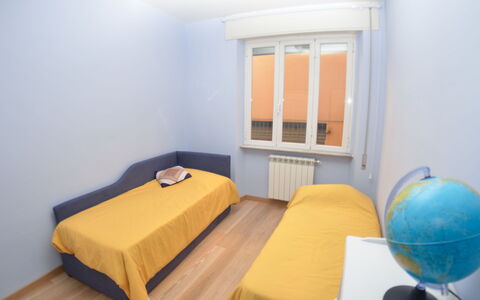 Musetta: Habitación, Mueble, Cama, Habitación, Propiedad, Amarillo, Diseño De Interiores, Suelo, Sábana, Marco De La Cama