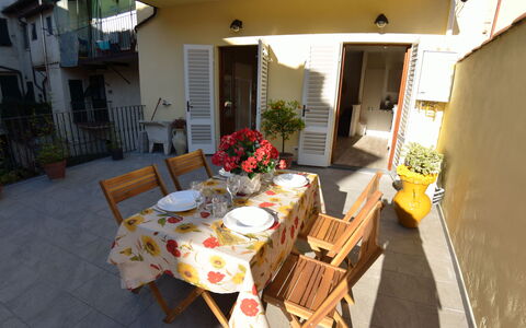 Musetta: Propiedad, Habitación, Mueble, Mesa, Edificio, Casa, Bienes Raíces, Casa, Patio, Porche