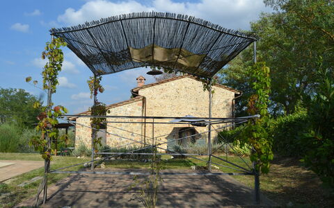 Villa Cafaggiola: Arquitectura, Hierro, Árbol, Cielo, Casa, Edificio, Área Rural, Inmuebles, Arco, Barrio Residencial