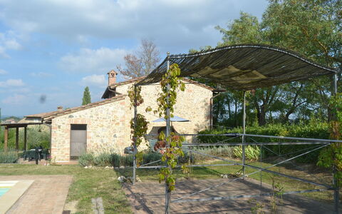 Villa Cafaggiola: Propiedad, Casa, Bienes Raíces, Botánica, Arquitectura, Árbol, Edificio, Cielo, Área Rural, Casa