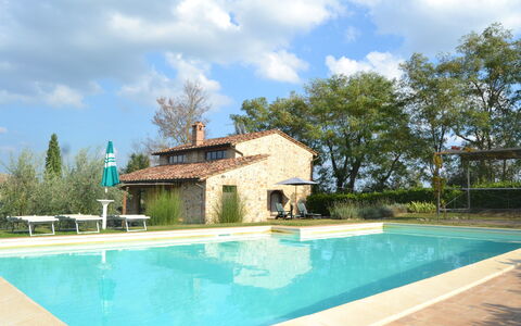 Villa Cafaggiola: Piscina, Propiedad, Casa, Bienes Raíces, Edificio, Casa, Inmuebles, Barrio Residencial, Villa, Ocio