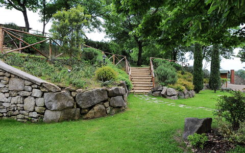 Villa Del Monte: Pared, Pared De Piedra, Propiedad, Paisaje Natural, Hierba, Klippe, Árbol, Jardín, Botánica, Paisaje