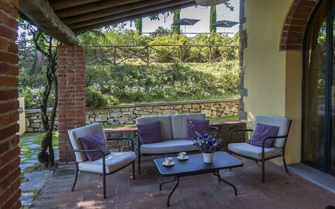 Villa Del Monte: Propiedad, Patio, Habitación, Mueble, Edificio, Casa, Yarda, Diseño De Interiores, Patio Interior, Bienes Raíces