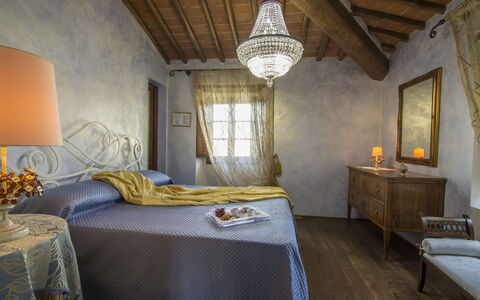 Villa Del Monte: Habitación, Mueble, Habitación, Cama, Propiedad, Diseño De Interiores, Edificio, Sábana, Techo, Pared