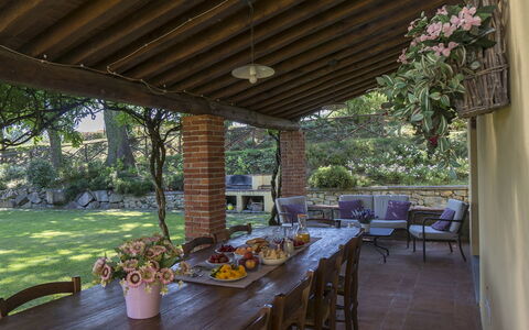 Villa Del Monte: Propiedad, Edificio, Bienes Raíces, Casa, Habitación, Patio, Casa, Porche, Mueble, Diseño De Interiores