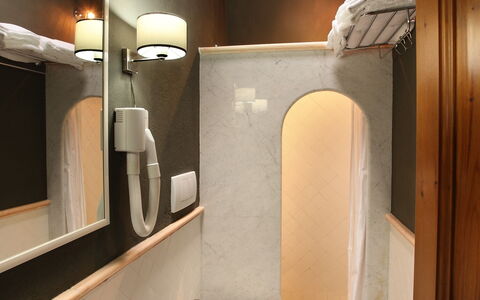 Agriturismo la Papessa: Marrón, Grifo, Espejo, Arreglo De Tubería, Lavabo, Propiedad, Lavabo Del Baño, Edificio, Madera, Baño