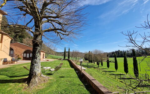 Villa Le Caggia: Cielo, Planta, Nube, Ventana, Paisaje Natural, Edificio, Árbol, Rama, El Terreno Del Lote, Vegetación