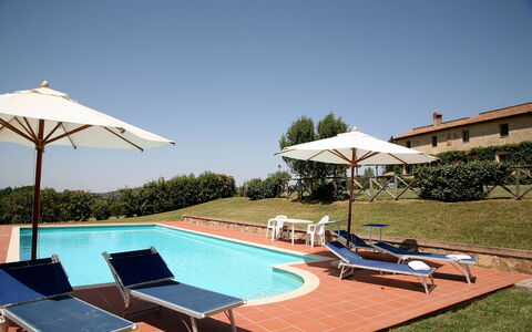 Podere San Giovanni: Cielo, Planta, Propiedad, Piscina, Agua, Sunlounger, Azur, Sombra, Mueble Para Exteriores, Paraguas