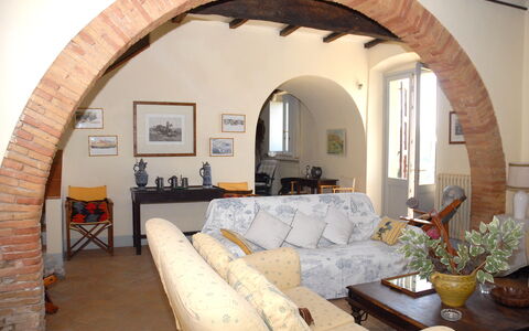 Podere San Giovanni: Planta, Sofá, Propiedad, Mueble, Mesa, Planta De Casa, Ventana, Maceta, Edificio, Marco