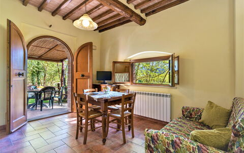 Bazzani Apartments In Siena: Mueble, Mesa, Sofá, Madera, Diseño De Interiores, Silla, Edificio, Planta De Casa, Suelo, Piso