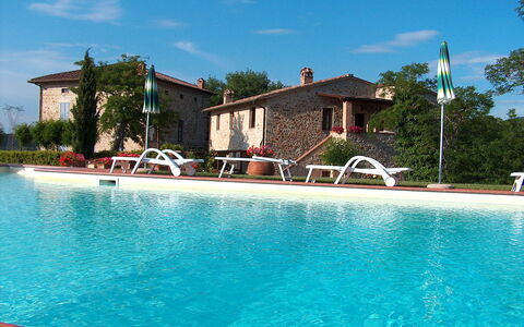 Bazzani Apartments In Siena: Agua, Cielo, Propiedad, Edificio, Nube, Piscina, Ventana, Planta, Azur, Árbol