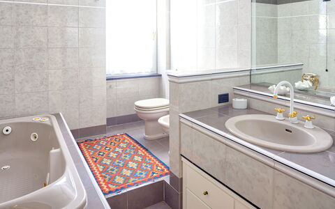 Villa Helvezia - Levanto: Baño, Propiedad, Habitación, Loseta, Grifo, Suelo, Diseño De Interiores, Bañera, Lavabo, Bienes Raíces