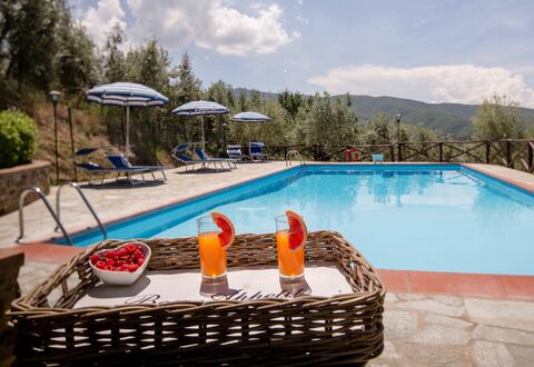 Villa Le Capanne: Piscina, Recurso, Propiedad, Ocio, Vacaciones, Bienes Raíces, Edificio, Mueble Para Exteriores, Sunlounger, Villa