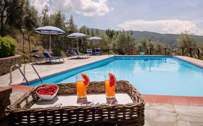 Villa Le Capanne: Piscina, Recurso, Propiedad, Ocio, Vacaciones, Bienes Raíces, Edificio, Mueble Para Exteriores, Sunlounger, Villa