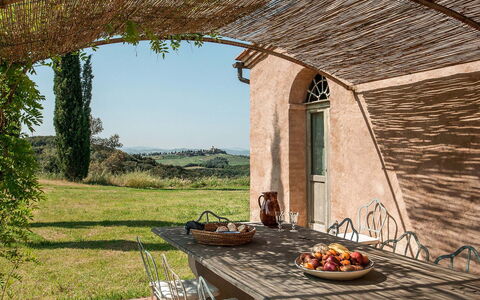 Lavacchio 18: Propiedad, Planta, Cielo, Ventana, Madera, Edificio, Sombra, Mesa, Maceta, Hierba