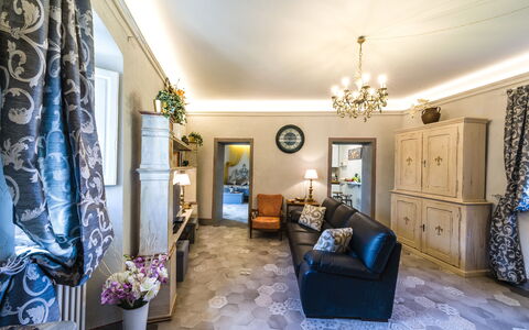 Michelangelo Cortona Apartment: Propiedad, Habitación, Edificio, Diseño De Interiores, Azul, Sala, Techo, Casa, Bienes Raíces, Amarillo