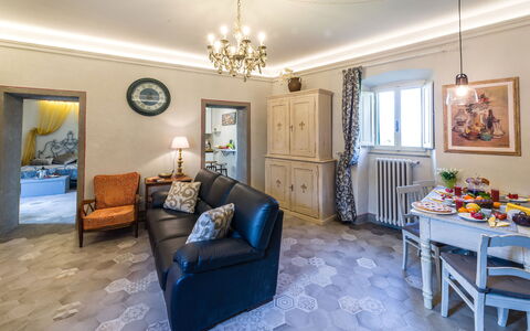 Michelangelo Cortona Apartment: Habitación, Propiedad, Sala, Mueble, Diseño De Interiores, Bienes Raíces, Edificio, Azul, Amarillo, Casa