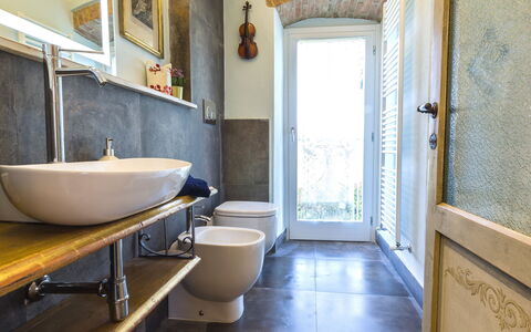 Michelangelo Cortona Apartment: Propiedad, Habitación, Suelo, Edificio, Diseño De Interiores, Baño, Techo, Arquitectura, Casa, Loseta