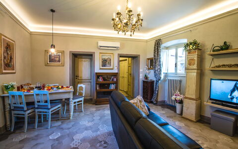 Michelangelo Cortona Apartment: Propiedad, Habitación, Edificio, Diseño De Interiores, Sala, Mueble, Bienes Raíces, Casa, Casa, Amarillo