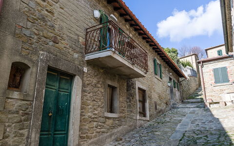 Michelangelo Cortona Apartment: Propiedad, Pared, By, Edificio, Casa, Barrio, Arquitectura, Fachada, Calle, Cielo